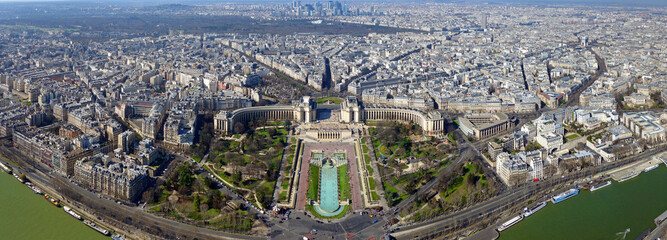 Vue aérienne de la ville de Paris depuis le sommet de la Tour Eiffel avec le Trocadéro au premier plan - obrazy, fototapety, plakaty