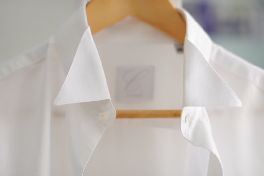 Camisa Blanca Colgada En Percha De Madera