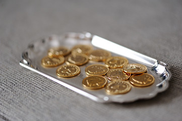 monedas de oro sobre bandeja de plata, arras
