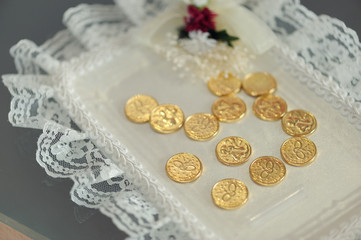 monedas de oro sobre bandeja de plata, arras