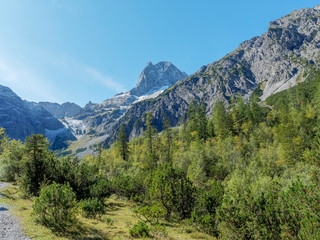 Fototapeta na wymiar Berglandschaft in Österreich. Falzthurntal im Karwendel bei Pertisau hinter der Gramai Alm, Lamsenspitze und Sonnjoch