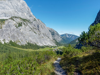 Berglandschaft in Österreich. Falzthurntal im Karwendel bei Pertisau hinter der Gramai Alm, Lamsenspitze und Sonnjoch