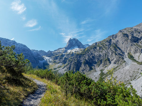 Berglandschaft in &Ouml;sterreich. Falzthurntal im Karwendel bei Pertisau hinter der Gramai Alm, Lamsenspitze und Sonnjoch
