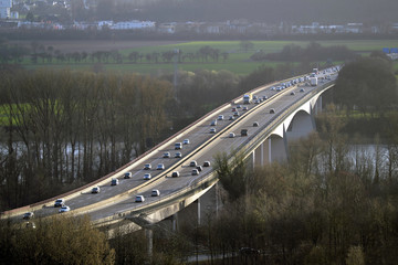 Verkehr auf der Autobahnbrücke der Autobahn A48 über den Rhein bei Bendorf - Stockfoto