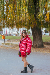 Elegante Frau im Coolen Outfit in Stadt Berlin bei Herbst