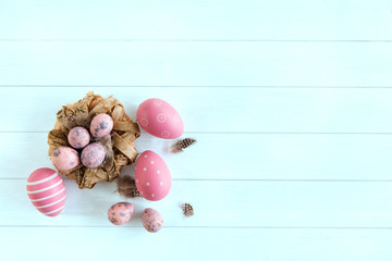 Osternest mit Ostereiern auf Holzhintergrund in türkis,  Osterkarte
