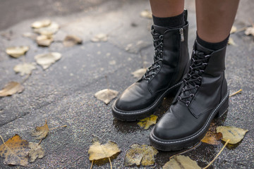 Elegante Frau im Coolen Outfit in Stadt Berlin bei Herbst