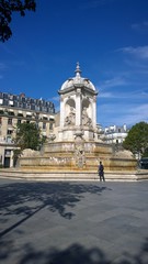 Fototapeta na wymiar Fontaine de la place St-Sulpice