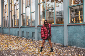 Elegante Frau im Coolen Outfit in Stadt Berlin bei Herbst