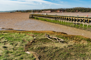 Obraz premium The muddy river Severn with pier