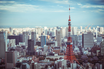 Fototapeta premium Tokyo Skyline i widok na drapacze chmur na tarasie widokowym w ciągu dnia w Japonii.