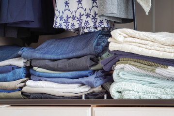Jeans im Kleiderschrank
