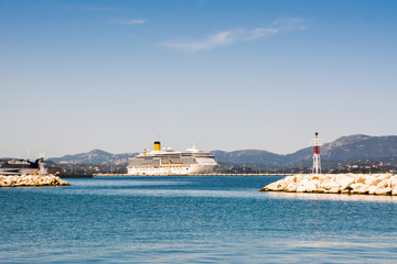 Fototapeta na wymiar cruise liner in the sea near the island