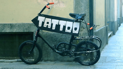 Segnale con scritta tattoo o tatuaggio sulla bicicletta per la strada