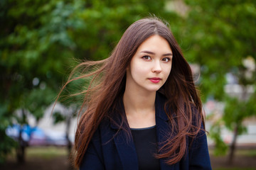 Naklejka premium Young beautiful brunette girl in the autumn park