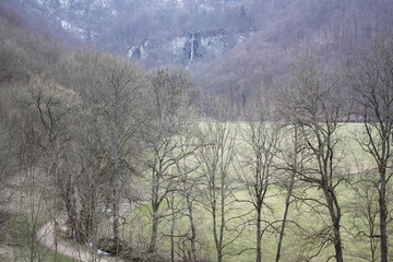 Wald im Winter, Bach, Wasserfälle, Bad Urach