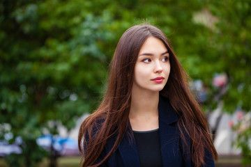 Naklejka premium Young beautiful brunette girl in the autumn park