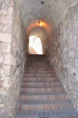 Fototapeta premium Escaleras en túnel