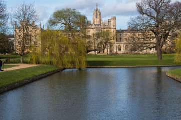 Obraz premium Cambridge City, United Kingdom - Exploring campus of Cambridge and its colleges on a summer day. Conceptual image of education and tourism.