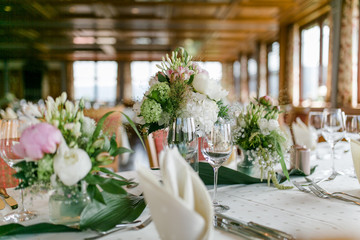 Gedeckter Tisch, Blumendeko Hochzeit