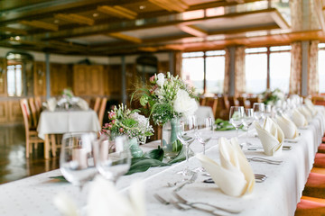 Gedeckter Tisch, Blumendeko Hochzeit