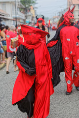Déguisement en rouge et noir pour le mardi gras au carnaval de Cayenne en Guyane française