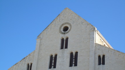 Fototapeta na wymiar Basilica Pontificia Di San Nicola nella città di Bari. Particolari architettonici