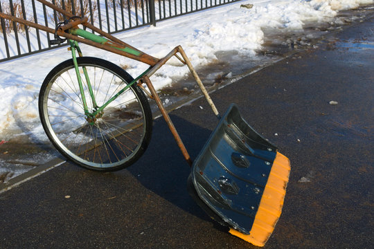 The invention of a shovel with a wheel