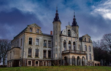 Obraz premium Verlassenes Schloss in Mallin