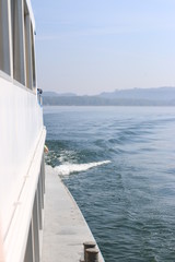 Vue arri&egrave;re d'un bateau de croisi&egrave;re