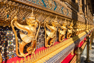 Obraz premium Row of golden garuda scuplture Wat Phra Kaew or the Temple of the Emerald Buddha