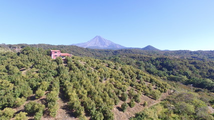 Haus vor einem Vulkan