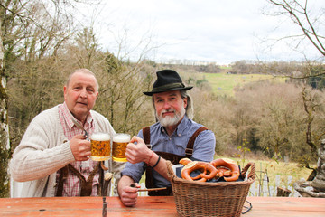 Bayerische jungs haben spaß und trinken bier