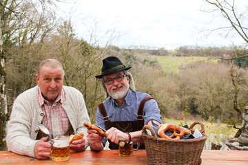 Bayerische jungs haben spa&szlig; und trinken bier