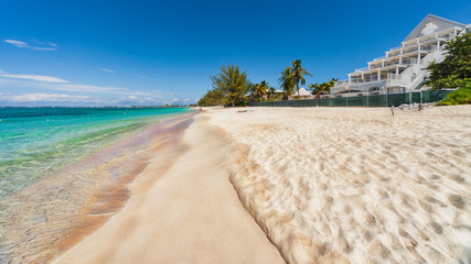 Seven Mile Beach auf Grand Cayman in der Karibik.