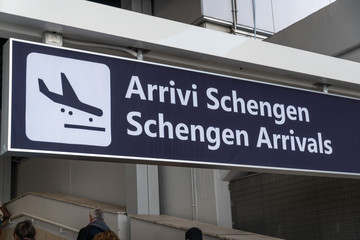 Schengen Arrivals board, Italian: Arrivi Schengen