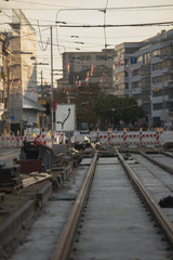 Verkehrsschild auf einer Schienenbaustelle um die Baustelle zu umfahren.