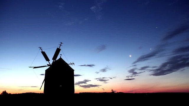 Conjunction of the planets over the windmill of Tes