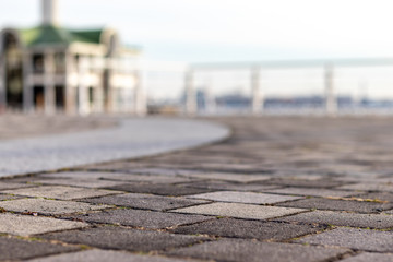 【道のローアングルシリーズ（横浜編）】海沿いの道 © parallel think