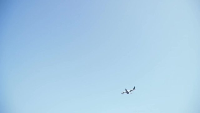 The plane flies against the inscription of the Italian street