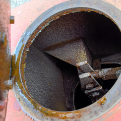 Open the hatch opening valve of the water discharge pipe.
