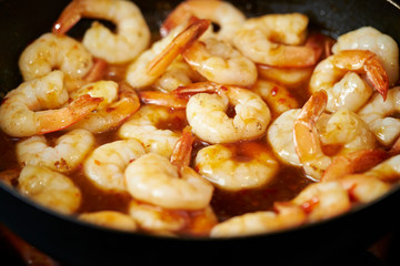Grilling shrimps with sauce