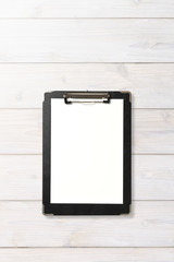 クリップボードに挟んだ紙