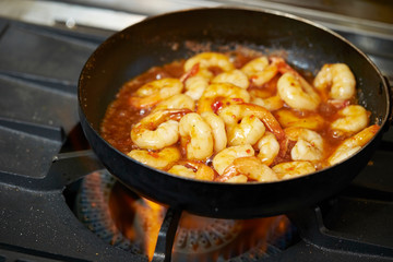 Grilling shrimps with sauce