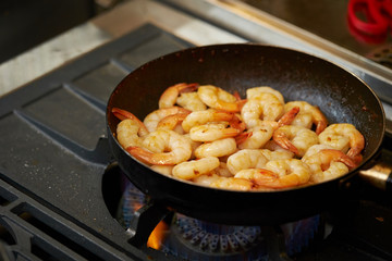 Grilling shrimps with sauce