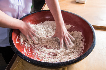 石臼でひいた手打ちそばの生地作り