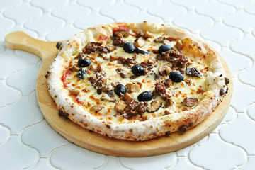 Grilled chicken, mushroom and olive pizza 