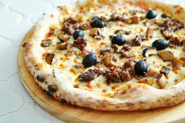 Grilled chicken, mushroom and olive pizza 