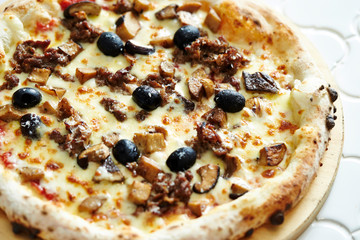 Grilled chicken, mushroom and olive pizza 
