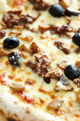 Grilled chicken, mushroom and olive pizza 